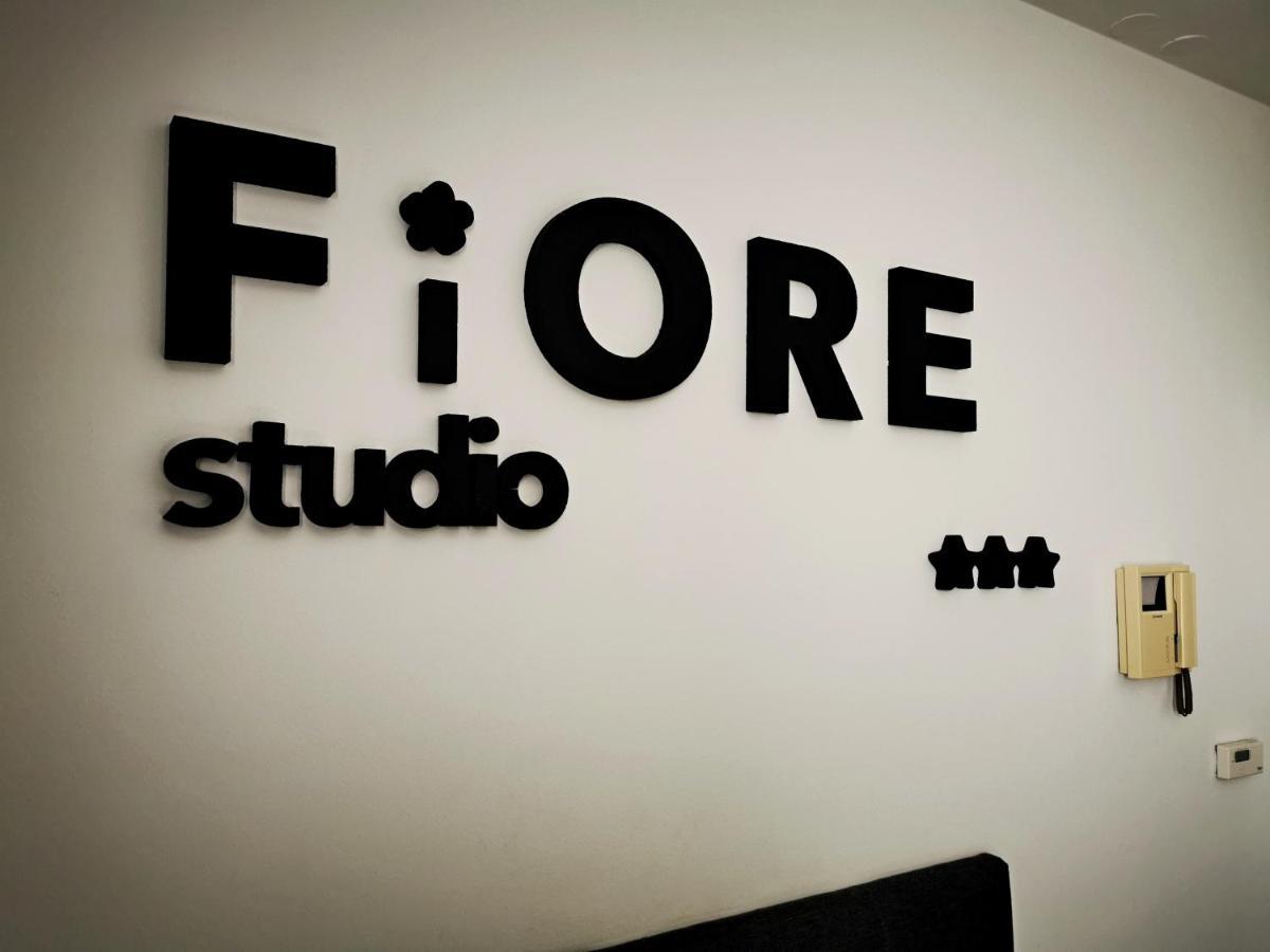 FiORE self check-in Ossero Esterno foto